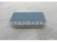 生产水泥砖，路面砖。三河市鑫创源水泥制品厂